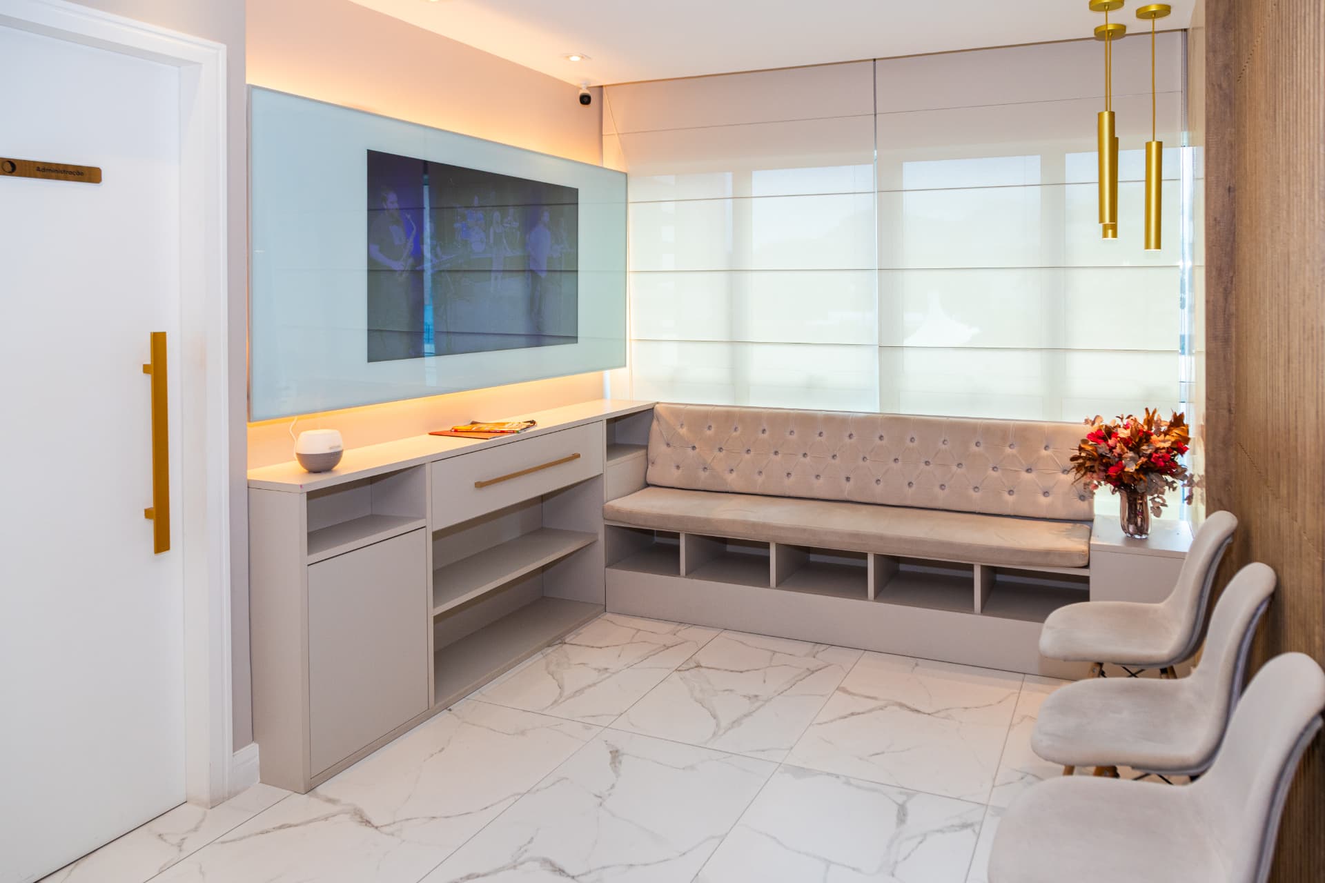 Lounge de espera com banco estofado e iluminação suave